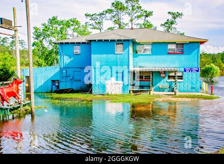 Flutwasser vom Unrettich Ida umgibt Turtle Landing Bar & Grill, 30. August 2021, in Pearlington, Mississippi. Stockfoto