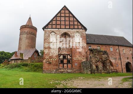 Burg Stargard, Deutschland. August 2021. Ein Blick auf Schloss Stargard. Vor mehr als 750 Jahren erbaut, ist sie heute die nördlichste Bergburg Deutschlands und das älteste weltliche Gebäude Mecklenburg-Vorpommerns. Quelle: Kira Hofmann/dpa-Zentralbild/dpa/Alamy Live News Stockfoto