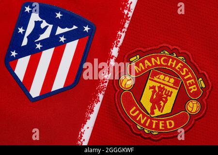 Nahaufnahme des Vereinswappens von Manchester United und Atletico Madrid. Stockfoto