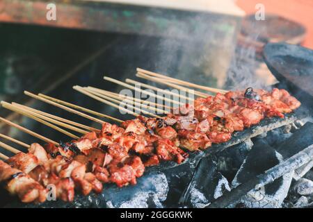 Sate Kambing oder Ziegensatay auf rotem Feuer, das von Menschen gerötet wird. Stockfoto