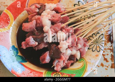 Rohes Ziegensatay oder Hammelsatay-Gericht, ursprünglich aus Indonesien. Stockfoto