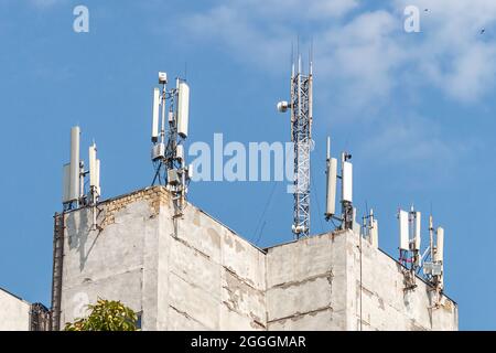 Telekommunikationsturm mit 5G-Mobilfunkantenne im Stadthintergrund Stockfoto
