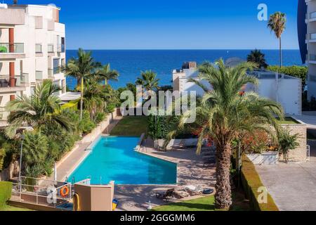 Luftaufnahme der Küste Zyperns mit blauem Pool, Palmen und Strand im Mittelmeer, Limassol, Zypern Stockfoto