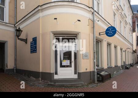 Riga, Lettland. August 2021. Außenansicht des Eingangs zum Porzellanmuseum im Stadtzentrum Stockfoto