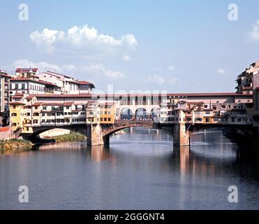 Blick entlang des Flusses Arno Richtung Ponte vecchio, Florenz, Toskana, Italien, Europa. Stockfoto