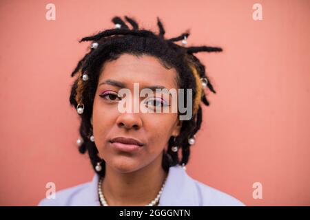Porträt einer schönen jungen Frau mit Dreadlocks Stockfoto