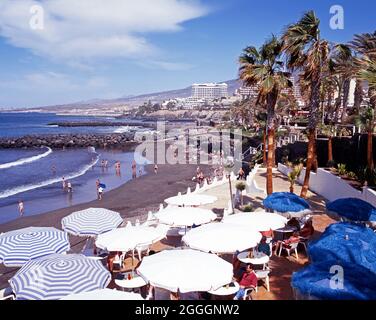 Urlauber am Strand, Playa de las Americas, Teneriffa, Spanien. Stockfoto