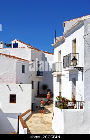 Blick entlang einer typischen Straße in einem weiß getünchten Dorf, Frigiliana, Spanien. Stockfoto