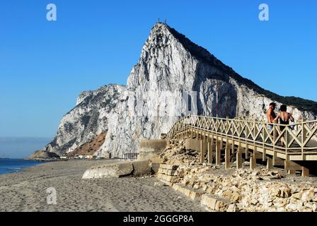 Blick entlang des Strandes auf den Felsen von Gibraltar, Puerto de la Atunara, Spanien. Stockfoto