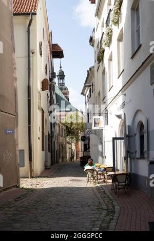 Riga, Lettland. August 2021. Eine alte Straße im Stadtzentrum Stockfoto