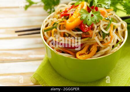 Asiatischer Salat von Reis Nudeln mit Gemüse (funchoza) Stockfoto