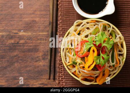 Asiatischer Salat von Reis Nudeln mit Gemüse (funchoza) Stockfoto
