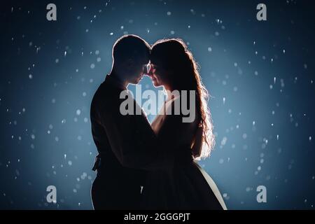 Wunderschöne neuvermählte Paar im Licht. Stockfoto