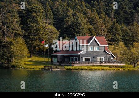 Wunderschöne Landschaft von hölzernen See Haus im Abant Golcuk Nationalpark in Bolu Türkei. Schöner Golcuk Park beliebter touristischer Ort. Stockfoto