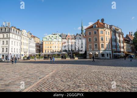 Riga, Lettland. August 2021. Panoramablick auf einen Platz im historischen Zentrum der Stadt Stockfoto