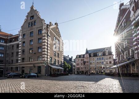 Riga, Lettland. August 2021. Panoramablick auf einen Platz im historischen Zentrum der Stadt Stockfoto