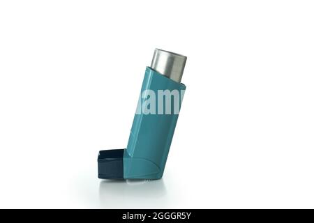 Blaue Asthma-Inhalator isoliert auf weißem Hintergrund Stockfoto