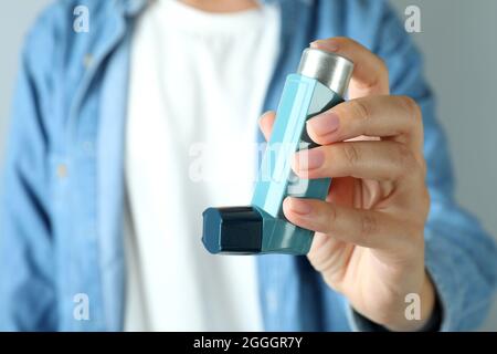 Junge Frau hält Asthma-Inhalator, Nahaufnahme Stockfoto