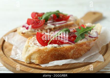 Konzept von leckeren Speisen mit Bruschetta-Snacks auf weißem Holztisch Stockfoto