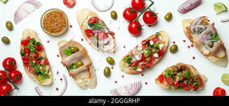 Köstliche italienische Snacks Bruschetta und Zutaten auf weißem Hintergrund Stockfoto