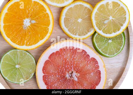 Bunte Zitrusfrüchte Scheiben auf einem Holztablett. Draufsicht. Stockfoto