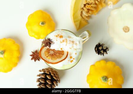 Konzept von Kürbis Latte auf weißem Tisch Stockfoto