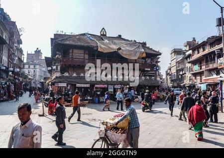 Silyan SATA, auch bekannt als Silyan Sattal und Singha Sattal, ein Tierheim in Kathmandu neben der Kasthamandap, vor dem Erdbeben von 2015 Stockfoto