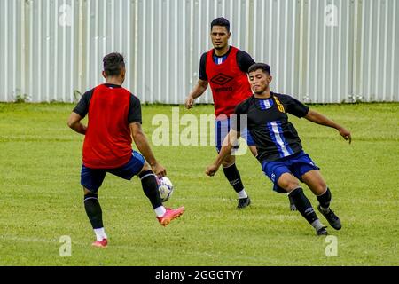 San Salvador, El Salvador. August 2021. Salvadorianische Spieler wärmen sich während der Trainingseinheit für ein Qualifikationsspiel gegen die Vereinigten Staaten auf, um einen Ticker zur Weltmeisterschaft 2022 in Katar zu erhalten. (Foto von Camilo Freedman/SOPA Images/Sipa USA) Quelle: SIPA USA/Alamy Live News Stockfoto