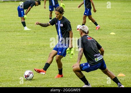 San Salvador, El Salvador. August 2021. Salvadorianische Spieler wärmen sich während der Trainingseinheit für ein Qualifikationsspiel gegen die Vereinigten Staaten auf, um einen Ticker zur Weltmeisterschaft 2022 in Katar zu erhalten. (Foto von Camilo Freedman/SOPA Images/Sipa USA) Quelle: SIPA USA/Alamy Live News Stockfoto