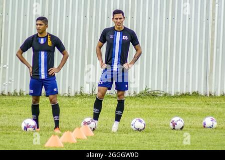 San Salvador, El Salvador. August 2021. Salvadorianische Spieler wärmen sich während der Trainingseinheit für ein Qualifikationsspiel gegen die Vereinigten Staaten auf, um einen Ticker zur Weltmeisterschaft 2022 in Katar zu erhalten. (Foto von Camilo Freedman/SOPA Images/Sipa USA) Quelle: SIPA USA/Alamy Live News Stockfoto