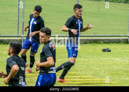 San Salvador, El Salvador. August 2021. Salvadorianische Spieler wärmen sich während der Trainingseinheit für ein Qualifikationsspiel gegen die Vereinigten Staaten auf, um einen Ticker zur Weltmeisterschaft 2022 in Katar zu erhalten. (Foto von Camilo Freedman/SOPA Images/Sipa USA) Quelle: SIPA USA/Alamy Live News Stockfoto