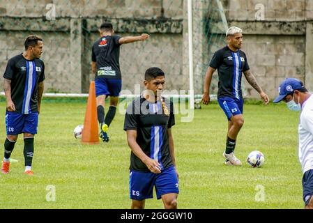 San Salvador, El Salvador. August 2021. Salvadorianische Spieler wärmen sich während der Trainingseinheit für ein Qualifikationsspiel gegen die Vereinigten Staaten auf, um einen Ticker zur Weltmeisterschaft 2022 in Katar zu erhalten. (Foto von Camilo Freedman/SOPA Images/Sipa USA) Quelle: SIPA USA/Alamy Live News Stockfoto