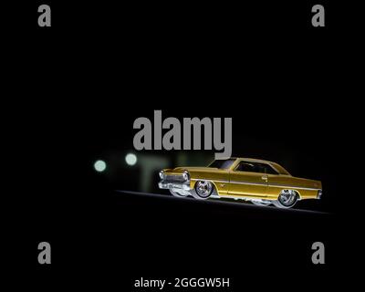 1966 Chevrolet Nova Modellauto aus Druckguss auf schwarzem Hintergrund, klassischer amerikanischer Muscle Car Miniatur mit Kopierraum Stockfoto