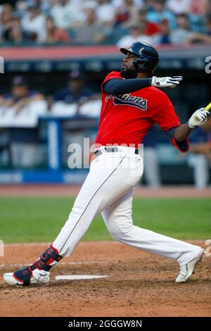 Der von den Cleveland Indians designierte Hitter Franmil Reyes (32) trifft den Ball während eines MLB-Spiels in der regulären Saison gegen die Boston Red Sox, Samstag, 28. August Stockfoto