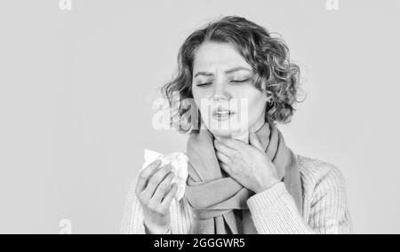 Laufende Nase durch Krankheit. Krank mit Kehlkopfentzündung. Akute Atemwege viral. Kranke Mädchen mit laufender Nase. Influenza-Infektion und Lungenentzündung. Coronavirus Stockfoto