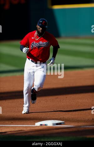 Der von den Cleveland Indians designierte Hitter Franmil Reyes (32) trifft einen Heimlauf während eines MLB-Spiels in der regulären Saison gegen die Boston Red Sox am Samstag, August Stockfoto