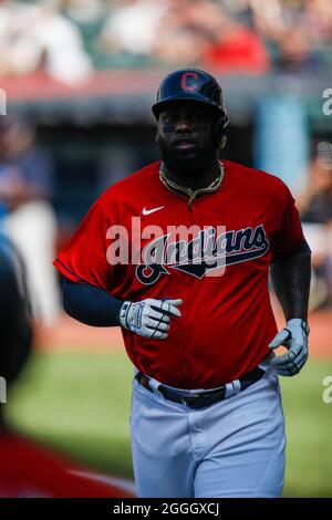 Der von den Cleveland Indians designierte Hitter Franmil Reyes (32) trifft einen Heimlauf während eines MLB-Spiels in der regulären Saison gegen die Boston Red Sox am Samstag, August Stockfoto