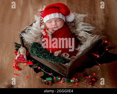 Nettes neugeborenes Baby trägt weihnachtsmütze Stockfoto