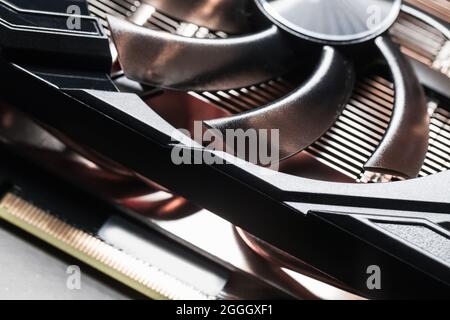 Abstrakter High-Tech-Hintergrund mit einem schwarzen GPU-Kühler aus glänzendem Kunststoff, Nahaufnahme mit selektivem Fokus Stockfoto