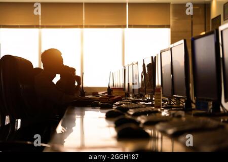 Computerraum, Reihen von Computer ordentlich platziert. Stockfoto