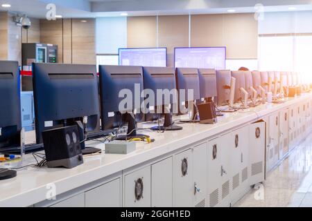 Computerraum, Reihen von Computer ordentlich platziert. Stockfoto