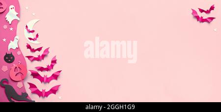 Niedliches Halloween-Banner mit Textbereich. Kawaii schwarze Katzen, lebendige lila Papierfledermäuse, rosa Kürbisse, Süßigkeiten, lustige weiße Geister. Panorama flach liegen auf Stockfoto