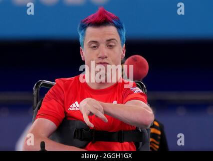Der britische David Smith tritt im Einzel - BC1 Gold Medal Match gegen den malaysischen Chew Wei LUN im Ariake Gym am achten Tag der Paralympischen Spiele in Tokio 2020 in Japan an. Bilddatum: Mittwoch, 1. September 2021. Stockfoto
