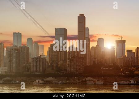 Moderne Skyline der Metropole bei Sonnenuntergang, Chongqing, China, Chongqing Panorama. Stockfoto