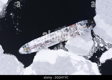 Das Schiff liegt im Meer zwischen dem Eis. Stockfoto