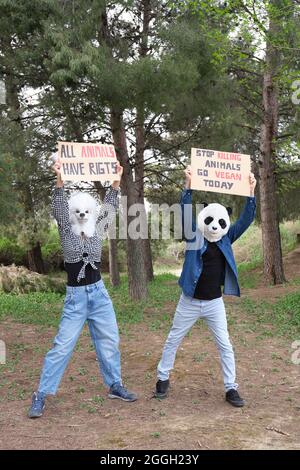 Aktivistische Demonstranten, die Tiermasken tragen, um Grausamkeit hervorzuheben. Stockfoto