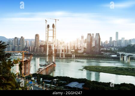 Die Brücke wird über den Jangtse-Fluss in chongqing, China, gebaut. Stockfoto