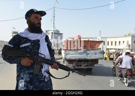 Kandahar Stadt, Süd-Afghanistan. August 2021. Taliban-Kämpfer und ihre Anhänger feierten in ganz Afghanistan mit dem endgültigen Abzug aller US-Truppen. Das Ende der 20-jährigen ausländischen Militärpräsenz. Stockfoto