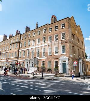 Fitzrovia, London. Traditionelle georgianische Reihenhäuser im Zentrum von London an einem hellen und geschäftigen Sommertag. Stockfoto