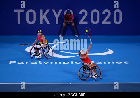 Im Ariake Tennis Park treten die Japanerinnen Momoko Ohtani (links) und Yui Kamiji am achten Tag der Paralympischen Spiele in Tokio 2020 in Japan gegen die Niederländer Diede de de Groot und Aniek van Koot im Halbfinale des Frauen-Rollstuhlfahrers im Semifinale der Frauen in Japan an. Bilddatum: Mittwoch, 1. September 2021. Stockfoto